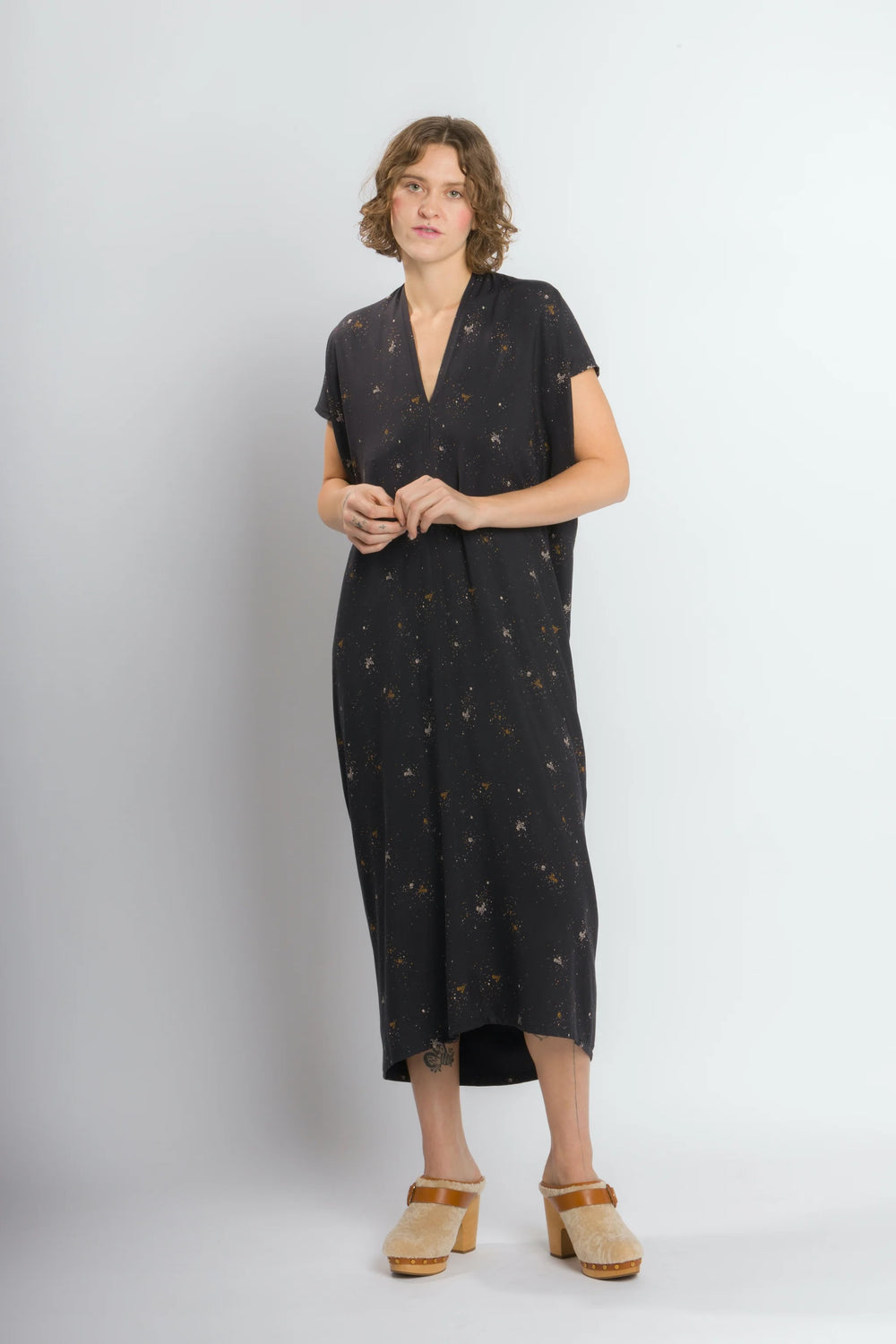 Woman wearing the Envelope Dress sewing pattern from 奥州五开奖官网开奖号 Cris Wood Sews on The Fold Line. A dress pattern made in linen, rayon, silk, viscose blend, or lightweight cotton fabric, featuring caftan styling, a V-neck, short sleeves, high-low hem, and midi length.